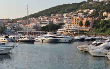 Agropoli, Salerno, Campania, İtalya, 26 Haziran 2025: Sabahın erken saatlerinde liman manzarası