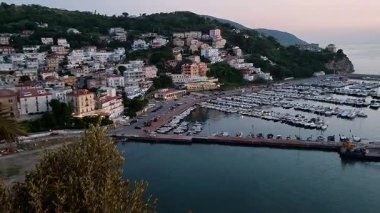 Agropoli, Salerno, Campania, İtalya 25 Haziran 2025: Piazza Madonna di Costantinopoli 'deki köy perspektifinden liman