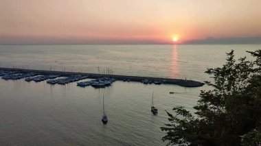 Agropoli, Salerno, Campania, İtalya 25 Haziran 2025: Piazza Madonna di Costantinopoli 'deki köy perspektifinden liman