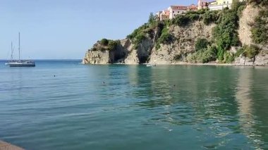 Agropoli, Salerno, Campania, İtalya 25 Haziran 2025: Öğleden sonra liman manzarası