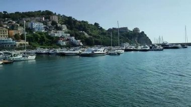 Agropoli, Salerno, Campania, İtalya 25 Haziran 2025: Öğleden sonra liman manzarası