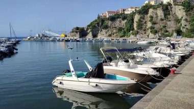 Agropoli, Salerno, Campania, İtalya 25 Haziran 2025: Öğleden sonra liman manzarası