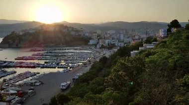 Agropoli, Salerno, Campania, İtalya, 26 Haziran 2025: Sabahın erken saatlerinde liman manzarası