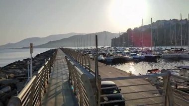 Agropoli, Salerno, Campania, İtalya, 26 Haziran 2025: Sabahın erken saatlerinde liman manzarası