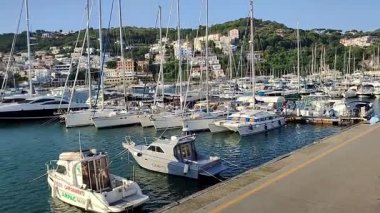 Agropoli, Salerno, Campania, İtalya, 26 Haziran 2025: Sabahın erken saatlerinde liman manzarası