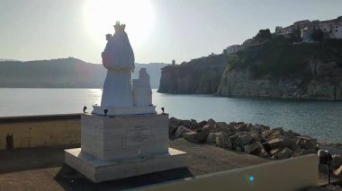 Agropoli, Salerno, Campania, İtalya, 26 Haziran 2025: Şafak vakti çocuğuyla birlikte Konstantinopolis Anıtı