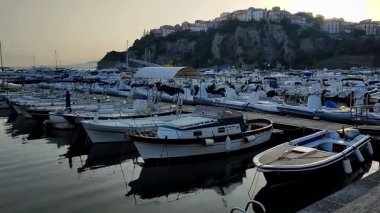 Agropoli, Salerno, Campania, İtalya, 26 Haziran 2025: Sabahın erken saatlerinde liman manzarası