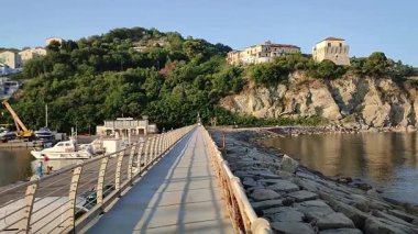 Agropoli, Salerno, Campania, İtalya, 26 Haziran 2025: Sabahın erken saatlerinde liman manzarası