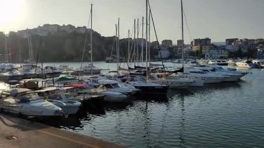 Agropoli, Salerno, Campania, İtalya, 26 Haziran 2025: Sabahın erken saatlerinde liman manzarası