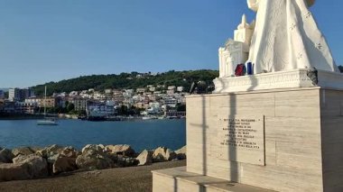 Agropoli, Salerno, Campania, İtalya, 26 Haziran 2025: Şafak vakti çocuğuyla birlikte Konstantinopolis Anıtı