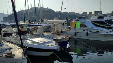 Agropoli, Salerno, Campania, İtalya, 26 Haziran 2025: Sabahın erken saatlerinde liman manzarası