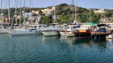 Agropoli, Salerno, Campania, İtalya, 26 Haziran 2025: Sabahın erken saatlerinde liman manzarası