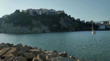 Agropoli, Salerno, Campania, İtalya, 26 Haziran 2025: Sabahın erken saatlerinde liman manzarası