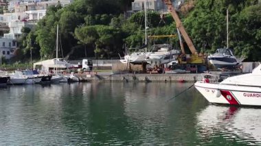 Agropoli, Salerno, Campania, İtalya, 26 Haziran 2025: Sabahın erken saatlerinde liman manzarası