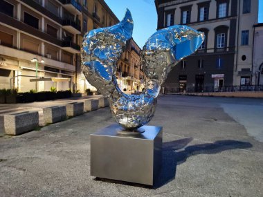 Benevento, Campania, İtalya 26 Temmuz 2025: Arnavut sanatçı Helidon Xhixha 'nın 46. Benevento Citt Spettacolo festivali kapsamında Benevento' daki Luce sergisinde sergilenen yedi cilalı çelik heykelinden biri.