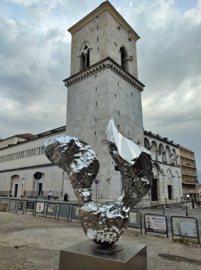 Benevento, Campania, İtalya 26 Temmuz 2025: Arnavut sanatçı Helidon Xhixha 'nın 46. Benevento Citt Spettacolo festivali kapsamında Benevento' daki Luce sergisinde sergilenen yedi cilalı çelik heykelinden biri.