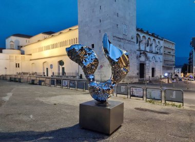 Benevento, Campania, İtalya 26 Temmuz 2025: Arnavut sanatçı Helidon Xhixha 'nın 46. Benevento Citt Spettacolo festivali kapsamında Benevento' daki Luce sergisinde sergilenen yedi cilalı çelik heykelinden biri.