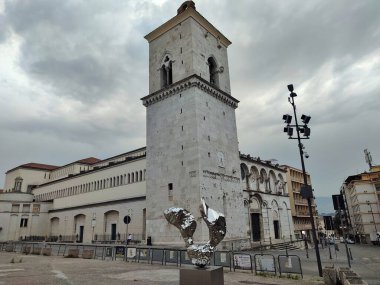 Benevento, Campania, İtalya 26 Temmuz 2025: Arnavut sanatçı Helidon Xhixha 'nın 46. Benevento Citt Spettacolo festivali kapsamında Benevento' daki Luce sergisinde sergilenen yedi cilalı çelik heykelinden biri.