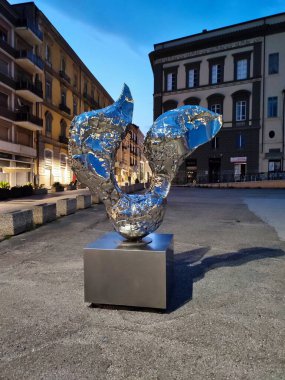 Benevento, Campania, İtalya 26 Temmuz 2025: Arnavut sanatçı Helidon Xhixha 'nın 46. Benevento Citt Spettacolo festivali kapsamında Benevento' daki Luce sergisinde sergilenen yedi cilalı çelik heykelinden biri.