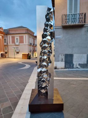 Benevento, Campania, İtalya 26 Temmuz 2025: Arnavut sanatçı Helidon Xhixha 'nın 46. Benevento Citt Spettacolo festivali kapsamında Benevento' daki Luce sergisinde sergilenen yedi cilalı çelik heykelinden biri.