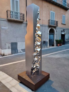 Benevento, Campania, İtalya 26 Temmuz 2025: Arnavut sanatçı Helidon Xhixha 'nın 46. Benevento Citt Spettacolo festivali kapsamında Benevento' daki Luce sergisinde sergilenen yedi cilalı çelik heykelinden biri.