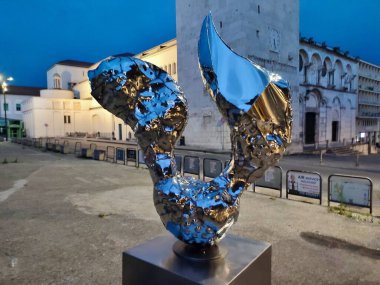 Benevento, Campania, İtalya 26 Temmuz 2025: Arnavut sanatçı Helidon Xhixha 'nın 46. Benevento Citt Spettacolo festivali kapsamında Benevento' daki Luce sergisinde sergilenen yedi cilalı çelik heykelinden biri.