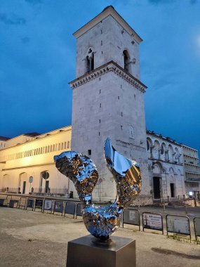 Benevento, Campania, İtalya 26 Temmuz 2025: Arnavut sanatçı Helidon Xhixha 'nın 46. Benevento Citt Spettacolo festivali kapsamında Benevento' daki Luce sergisinde sergilenen yedi cilalı çelik heykelinden biri.