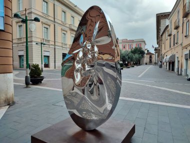 Benevento, Campania, İtalya 26 Temmuz 2025: Arnavut sanatçı Helidon Xhixha 'nın 46. Benevento Citt Spettacolo festivali kapsamında Benevento' daki Luce sergisinde sergilenen yedi cilalı çelik heykelinden biri.