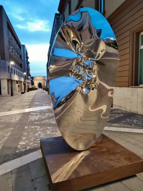 Benevento, Campania, İtalya 26 Temmuz 2025: Arnavut sanatçı Helidon Xhixha 'nın 46. Benevento Citt Spettacolo festivali kapsamında Benevento' daki Luce sergisinde sergilenen yedi cilalı çelik heykelinden biri.