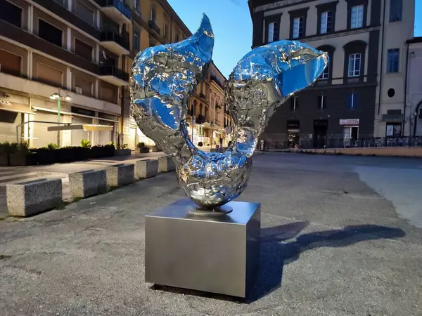 Benevento, Campania, İtalya 26 Temmuz 2025: Arnavut sanatçı Helidon Xhixha 'nın 46. Benevento Citt Spettacolo festivali kapsamında Benevento' daki Luce sergisinde sergilenen yedi cilalı çelik heykelinden biri.
