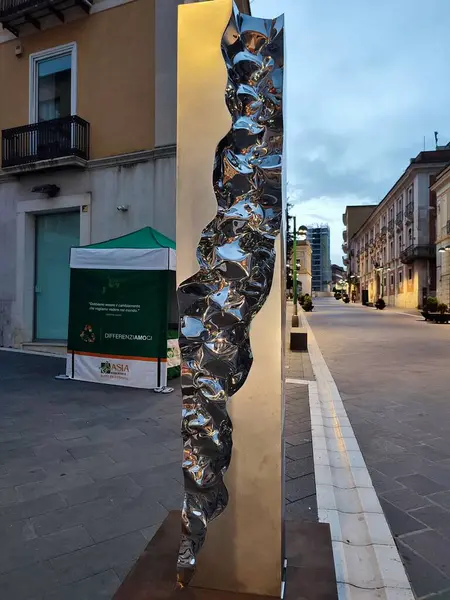 Benevento, Campania, İtalya 26 Temmuz 2025: Arnavut sanatçı Helidon Xhixha 'nın 46. Benevento Citt Spettacolo festivali kapsamında Benevento' daki Luce sergisinde sergilenen yedi cilalı çelik heykelinden biri.