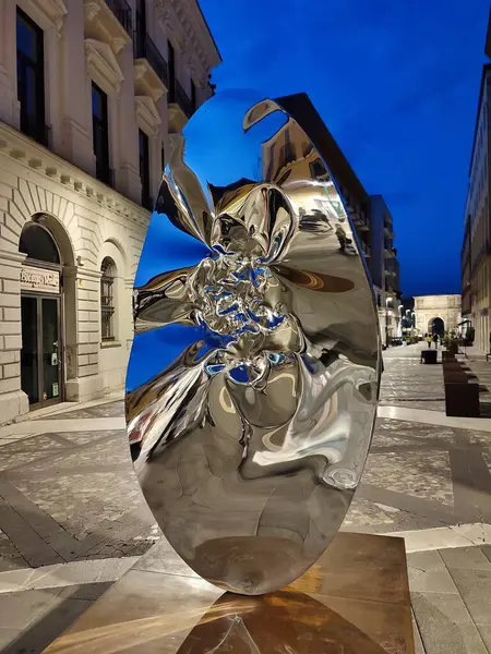 Benevento, Campania, İtalya 26 Temmuz 2025: Arnavut sanatçı Helidon Xhixha 'nın 46. Benevento Citt Spettacolo festivali kapsamında Benevento' daki Luce sergisinde sergilenen yedi cilalı çelik heykelinden biri.
