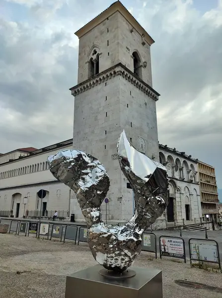 Benevento, Campania, İtalya 26 Temmuz 2025: Arnavut sanatçı Helidon Xhixha 'nın 46. Benevento Citt Spettacolo festivali kapsamında Benevento' daki Luce sergisinde sergilenen yedi cilalı çelik heykelinden biri.