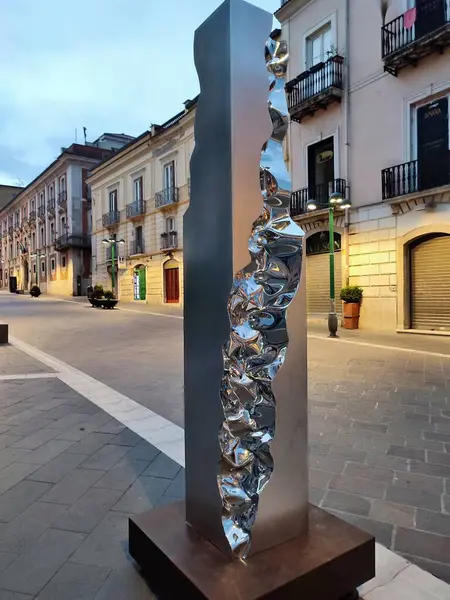 Benevento, Campania, İtalya 26 Temmuz 2025: Arnavut sanatçı Helidon Xhixha 'nın 46. Benevento Citt Spettacolo festivali kapsamında Benevento' daki Luce sergisinde sergilenen yedi cilalı çelik heykelinden biri.