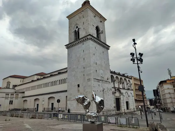 Benevento, Campania, İtalya 26 Temmuz 2025: Arnavut sanatçı Helidon Xhixha 'nın 46. Benevento Citt Spettacolo festivali kapsamında Benevento' daki Luce sergisinde sergilenen yedi cilalı çelik heykelinden biri.