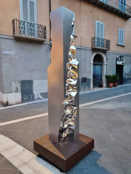 Benevento, Campania, İtalya 26 Temmuz 2025: Arnavut sanatçı Helidon Xhixha 'nın 46. Benevento Citt Spettacolo festivali kapsamında Benevento' daki Luce sergisinde sergilenen yedi cilalı çelik heykelinden biri.