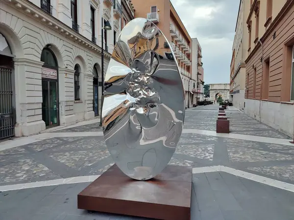 Benevento, Campania, İtalya 26 Temmuz 2025: Arnavut sanatçı Helidon Xhixha 'nın 46. Benevento Citt Spettacolo festivali kapsamında Benevento' daki Luce sergisinde sergilenen yedi cilalı çelik heykelinden biri.