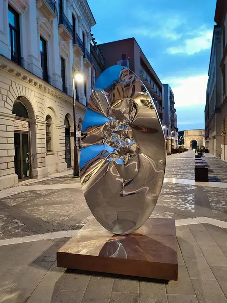 Benevento, Campania, İtalya 26 Temmuz 2025: Arnavut sanatçı Helidon Xhixha 'nın 46. Benevento Citt Spettacolo festivali kapsamında Benevento' daki Luce sergisinde sergilenen yedi cilalı çelik heykelinden biri.