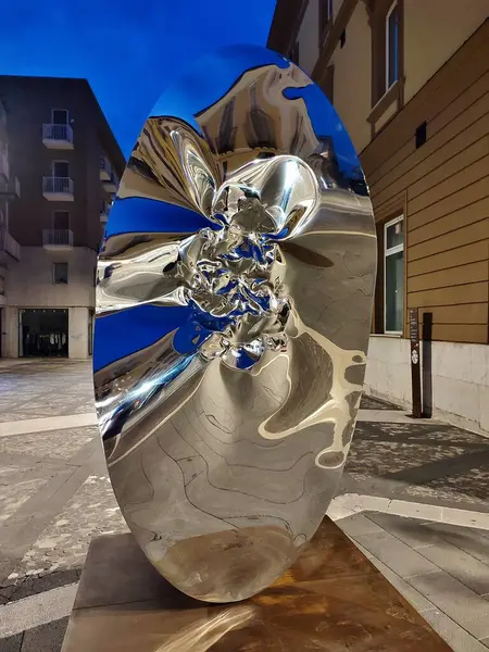 Benevento, Campania, İtalya 26 Temmuz 2025: Arnavut sanatçı Helidon Xhixha 'nın 46. Benevento Citt Spettacolo festivali kapsamında Benevento' daki Luce sergisinde sergilenen yedi cilalı çelik heykelinden biri.