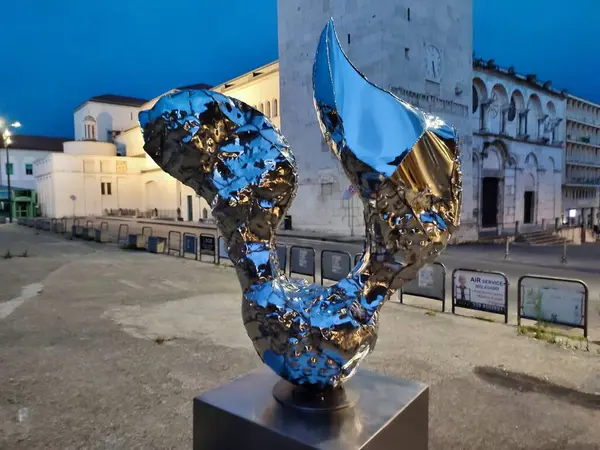 Benevento, Campania, İtalya 26 Temmuz 2025: Arnavut sanatçı Helidon Xhixha 'nın 46. Benevento Citt Spettacolo festivali kapsamında Benevento' daki Luce sergisinde sergilenen yedi cilalı çelik heykelinden biri.