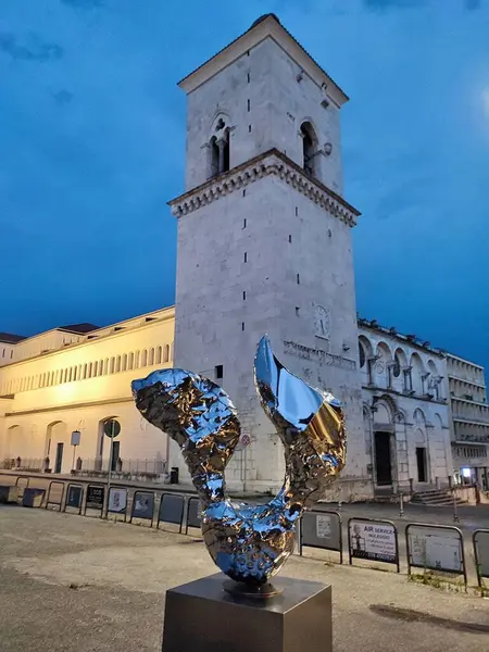 Benevento, Campania, İtalya 26 Temmuz 2025: Arnavut sanatçı Helidon Xhixha 'nın 46. Benevento Citt Spettacolo festivali kapsamında Benevento' daki Luce sergisinde sergilenen yedi cilalı çelik heykelinden biri.