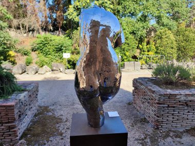 Benevento, Campania, İtalya 27 Temmuz 2025: Arnavut sanatçı Helidon Xhixha 'nın 46. Benevento Citt Spettacolo festivali kapsamında Benevento' daki Luce sergisinde sergilenen yedi cilalı çelik heykelinden biri.