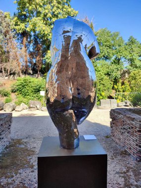 Benevento, Campania, İtalya 27 Temmuz 2025: Arnavut sanatçı Helidon Xhixha 'nın 46. Benevento Citt Spettacolo festivali kapsamında Benevento' daki Luce sergisinde sergilenen yedi cilalı çelik heykelinden biri.