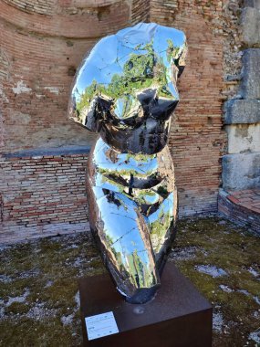 Benevento, Campania, İtalya 27 Temmuz 2025: Arnavut sanatçı Helidon Xhixha 'nın 46. Benevento Citt Spettacolo festivali kapsamında Benevento' daki Luce sergisinde sergilenen yedi cilalı çelik heykelinden biri.