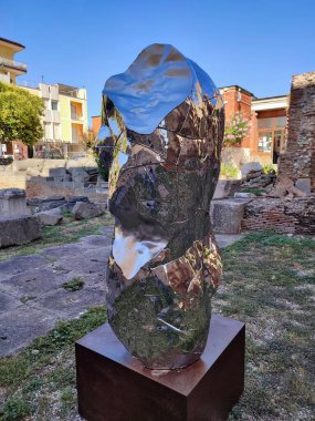 Benevento, Campania, İtalya 27 Temmuz 2025: Arnavut sanatçı Helidon Xhixha 'nın 46. Benevento Citt Spettacolo festivali kapsamında Benevento' daki Luce sergisinde sergilenen yedi cilalı çelik heykelinden biri.