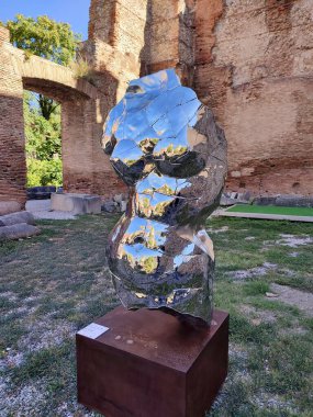 Benevento, Campania, İtalya 27 Temmuz 2025: Arnavut sanatçı Helidon Xhixha 'nın 46. Benevento Citt Spettacolo festivali kapsamında Benevento' daki Luce sergisinde sergilenen yedi cilalı çelik heykelinden biri.