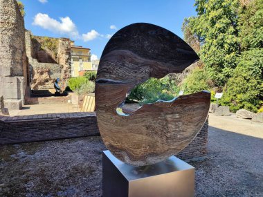 Benevento, Campania, İtalya 27 Temmuz 2025: Arnavut sanatçı Helidon Xhixha 'nın 46. Benevento Citt Spettacolo festivali kapsamında Benevento' daki Luce sergisinde sergilenen yedi cilalı çelik heykelinden biri.