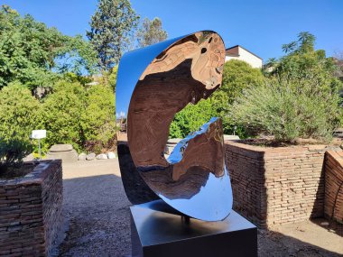 Benevento, Campania, İtalya 27 Temmuz 2025: Arnavut sanatçı Helidon Xhixha 'nın 46. Benevento Citt Spettacolo festivali kapsamında Benevento' daki Luce sergisinde sergilenen yedi cilalı çelik heykelinden biri.