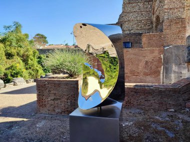 Benevento, Campania, İtalya 27 Temmuz 2025: Arnavut sanatçı Helidon Xhixha 'nın 46. Benevento Citt Spettacolo festivali kapsamında Benevento' daki Luce sergisinde sergilenen yedi cilalı çelik heykelinden biri.