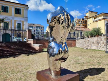 Benevento, Campania, İtalya 27 Temmuz 2025: Arnavut sanatçı Helidon Xhixha 'nın 46. Benevento Citt Spettacolo festivali kapsamında Benevento' daki Luce sergisinde sergilenen yedi cilalı çelik heykelinden biri.